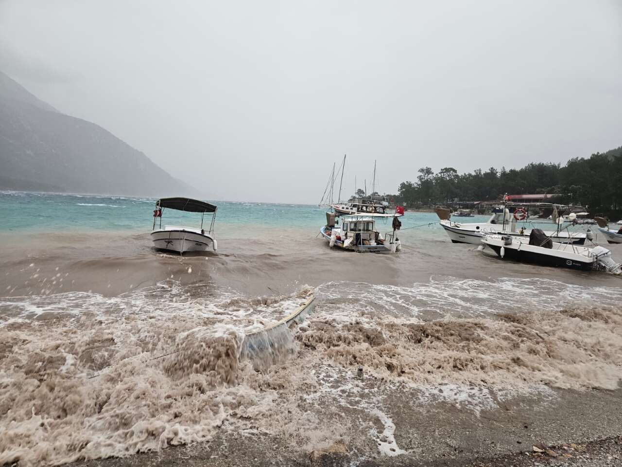 Akbük’te Şiddetli Lodos: Yılların En Etkili Fırtınası Balıkçı Barınağını Vurdu 1